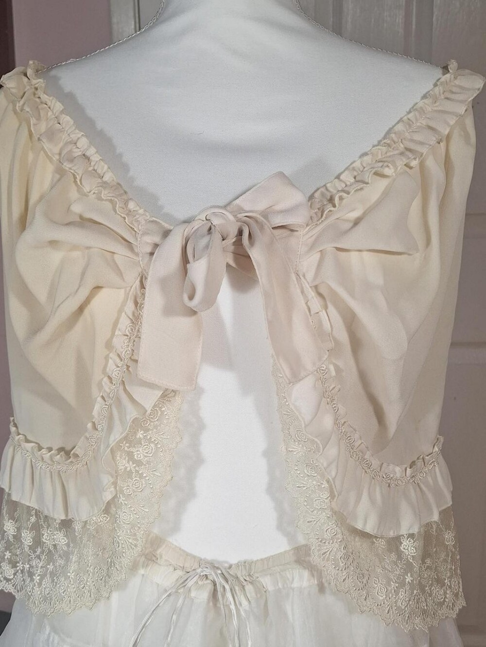 🎀 Innocent World Ivory Rose Lace Capelet | Classic Lolita Shawl Collar Overlay